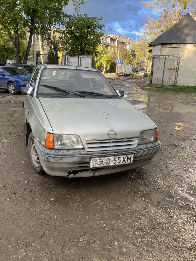 Opel Kadett 1.6 карбʼюратор