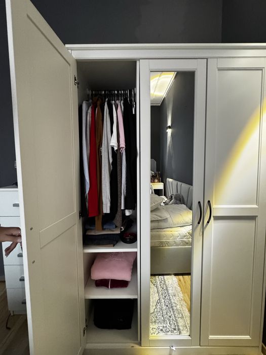 Szafa biała Z lustrem