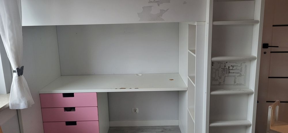 Łóżko na antresoli z biurkiem Ikea Smastad białe różowe