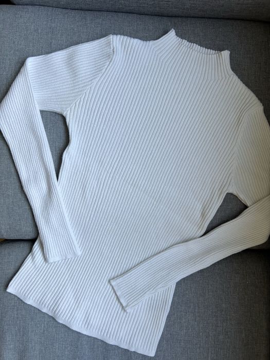 Golf sweter z golfem prążkowany biały