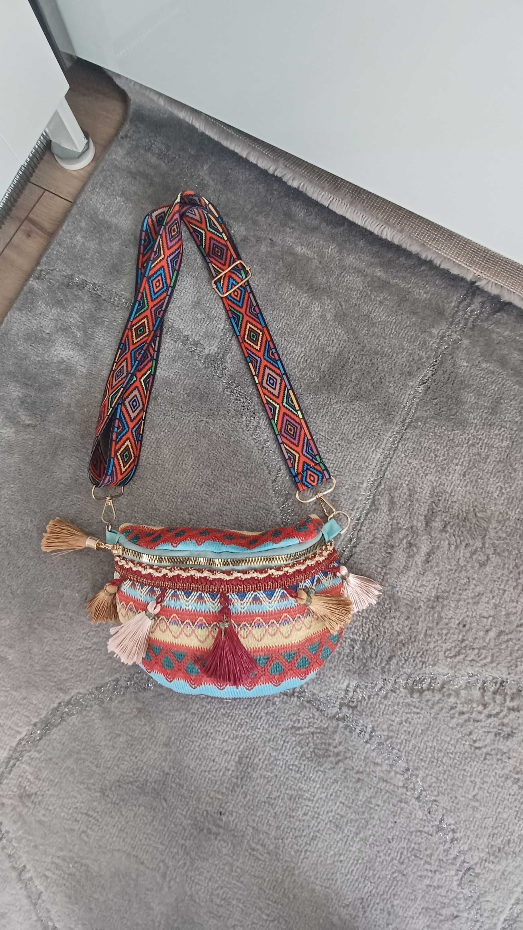 Saszetka nerka torebka boho styl kolorowe fredzelki