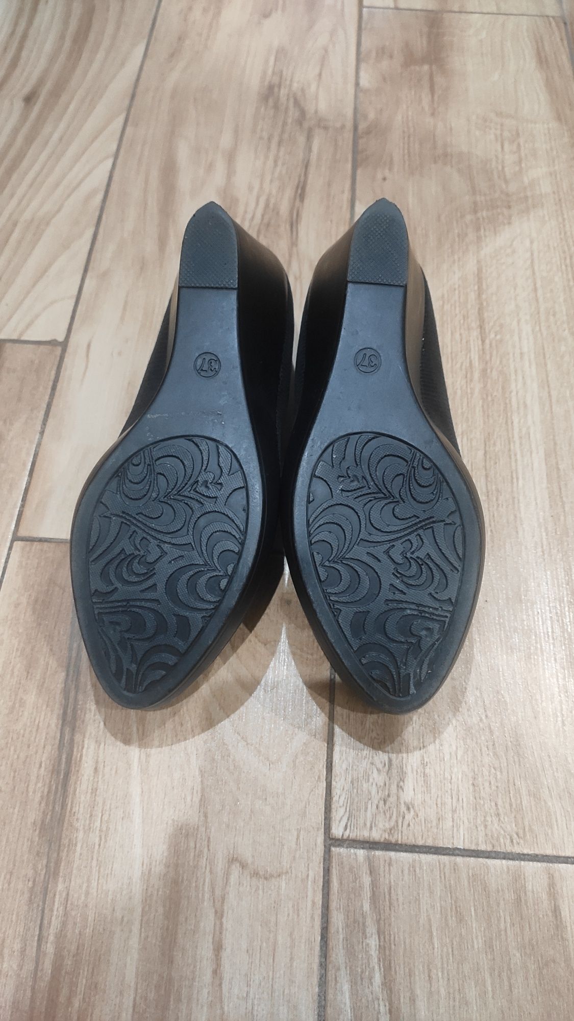 Buty czarne na koturnie.
