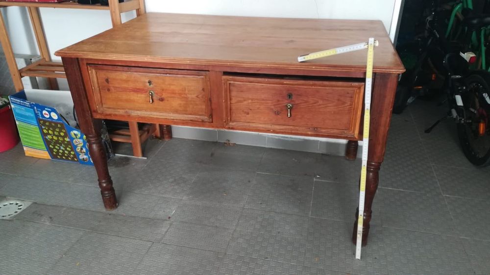 Mesa em madeira  em bom estado
