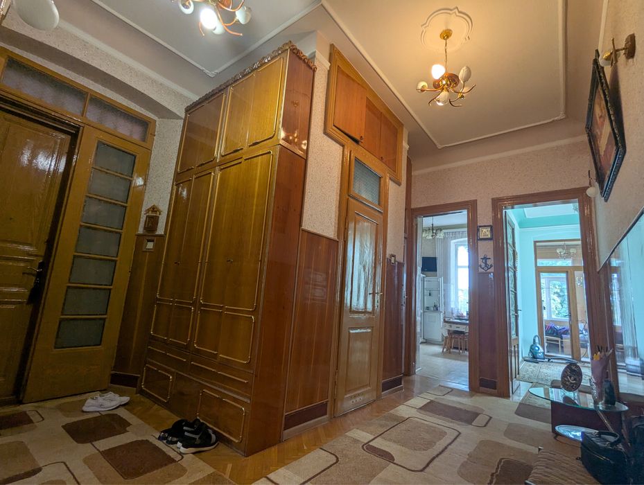 Продається велика квартира в центрі міста