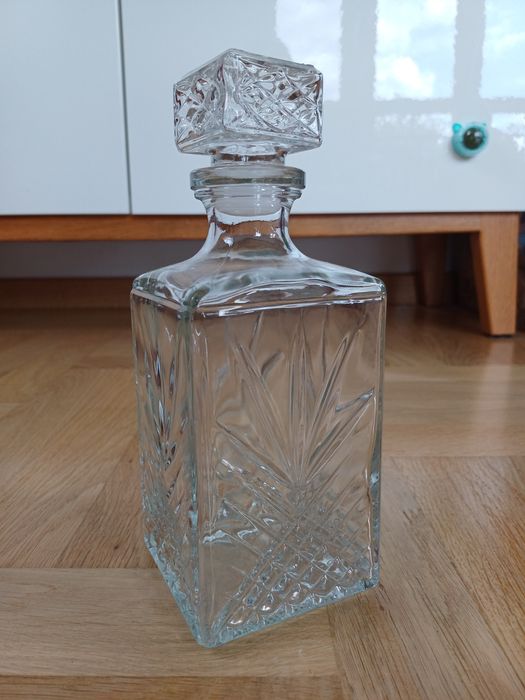 Szklana karafka wys 24 cm