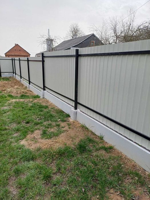 Готовий фундамент для паркану. Бетонна підмурівка. Забор огорожа пліт