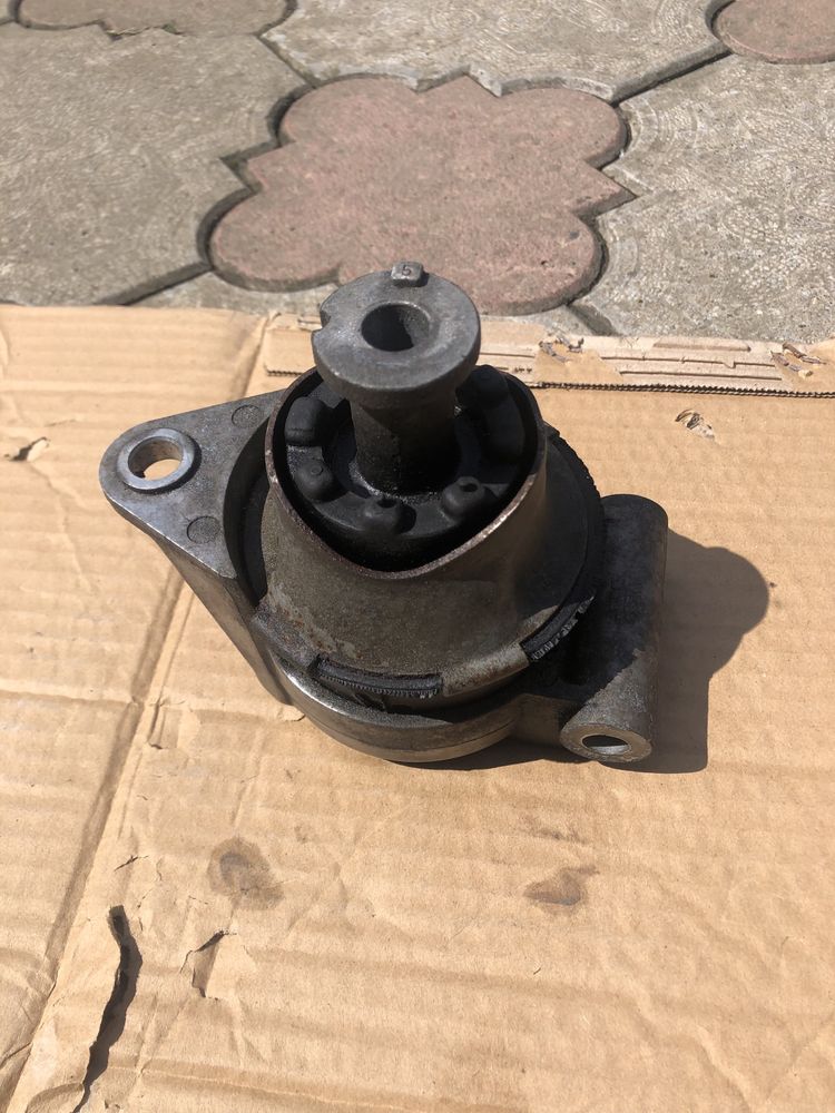 Подушка (опора) двигателя задняя 24427641 General Motors opel astra h