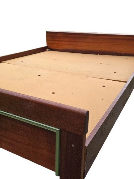 Cama de casal com estrado, com 2 mesas de cabeceira e 1 cómoda.