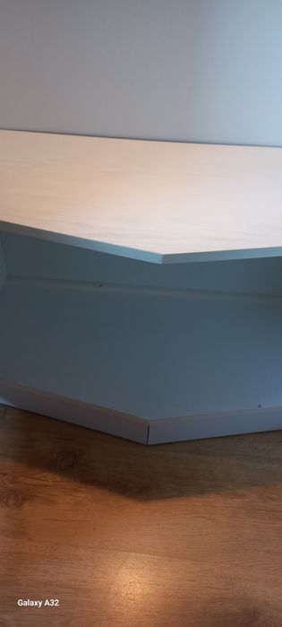 Szafka   z szklanymi półkami