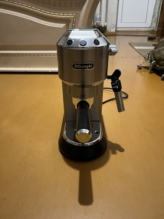 Кавоварка/кавомашина DeLonghi Dedica EC 685 M