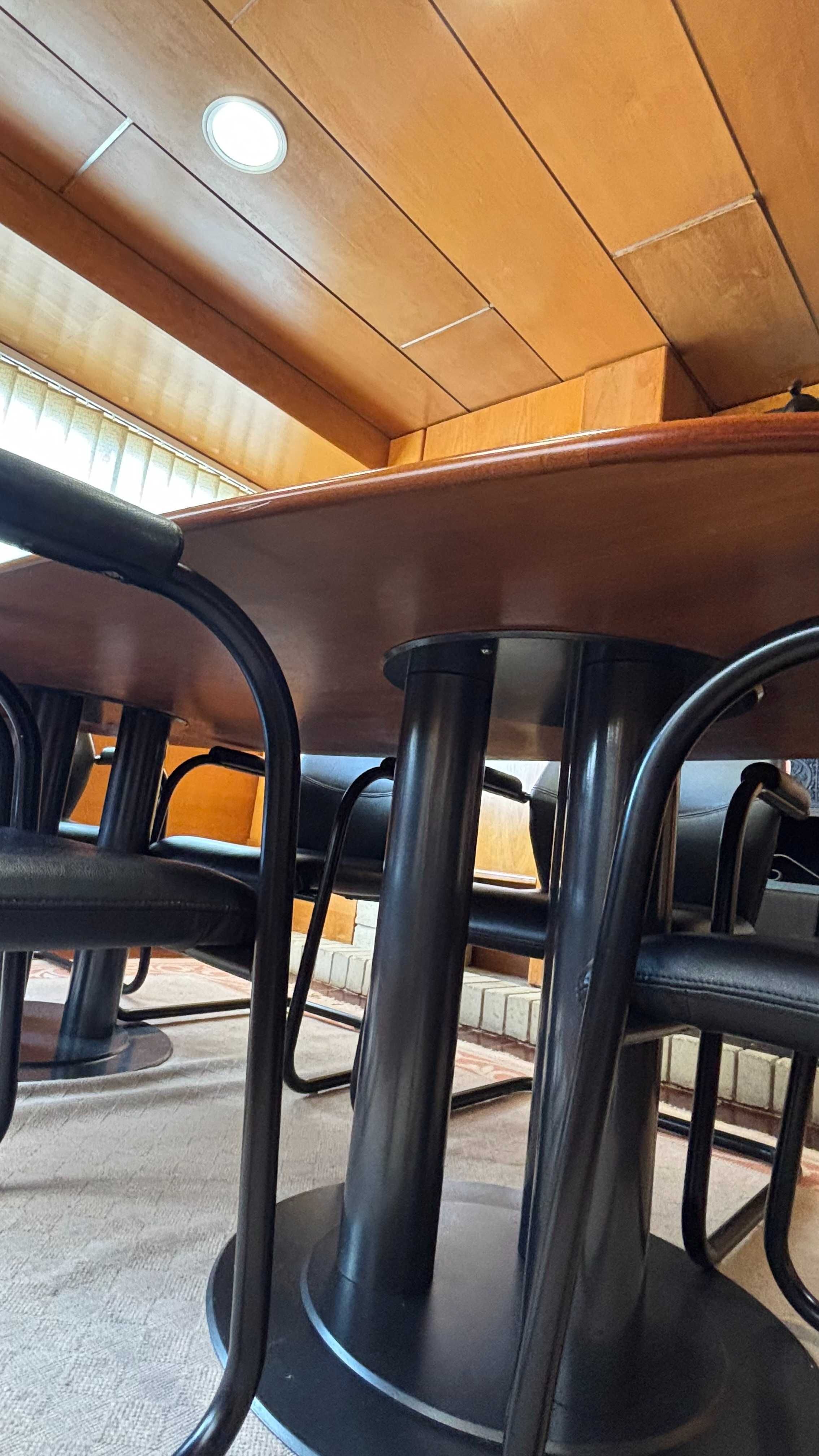 Mesa de reuniões elegante e funcional