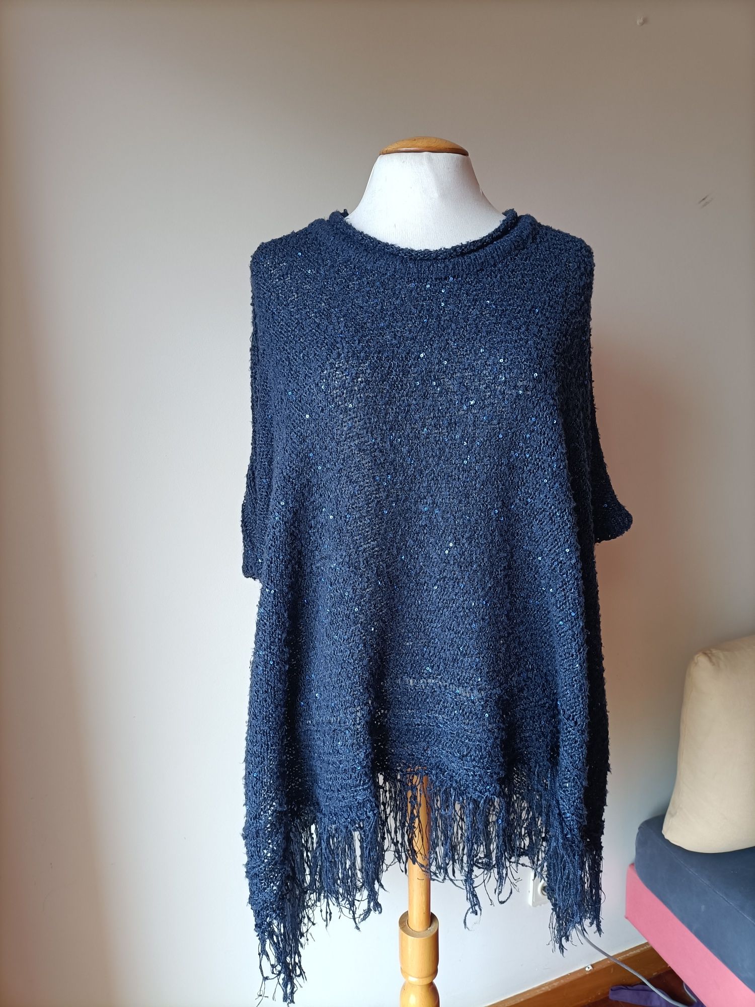 Poncho com lantejoulas