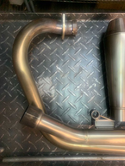 Triumph Thruxton 900 , linha de escape