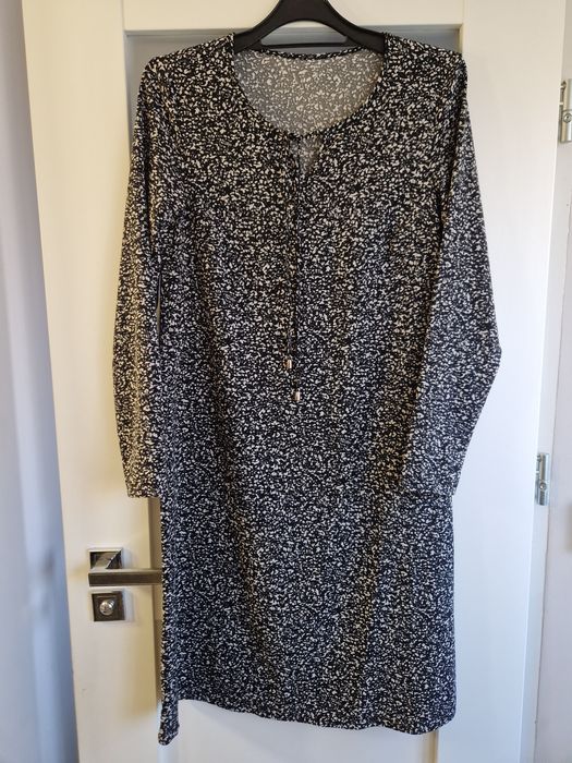 Sukienka w wzorki luźna