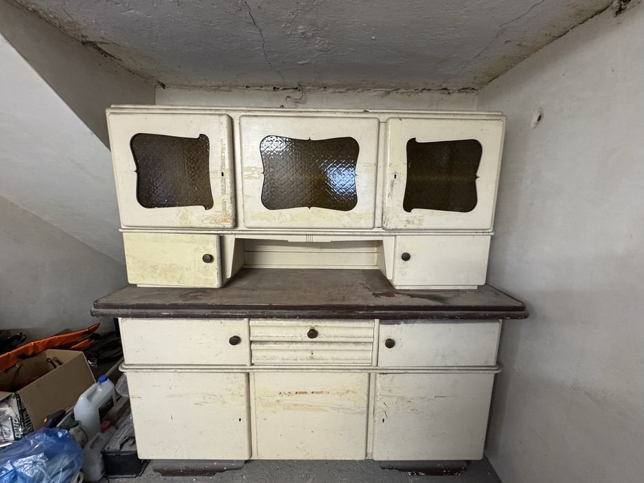 Kredens PRL do renowacji