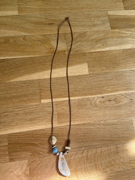 Wisior wisiorek plastikowy na sznurku długi