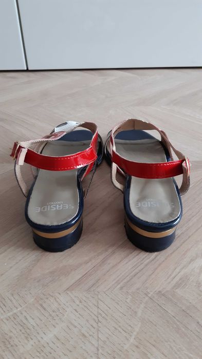 Sandálias de mulher salto raso