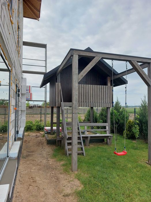 Drewniany domek do rozbiórki