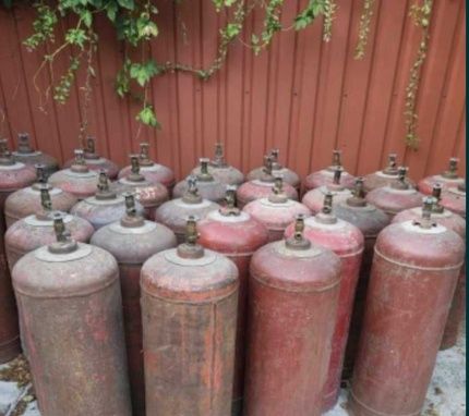 Газовий балон,вентіля тримають