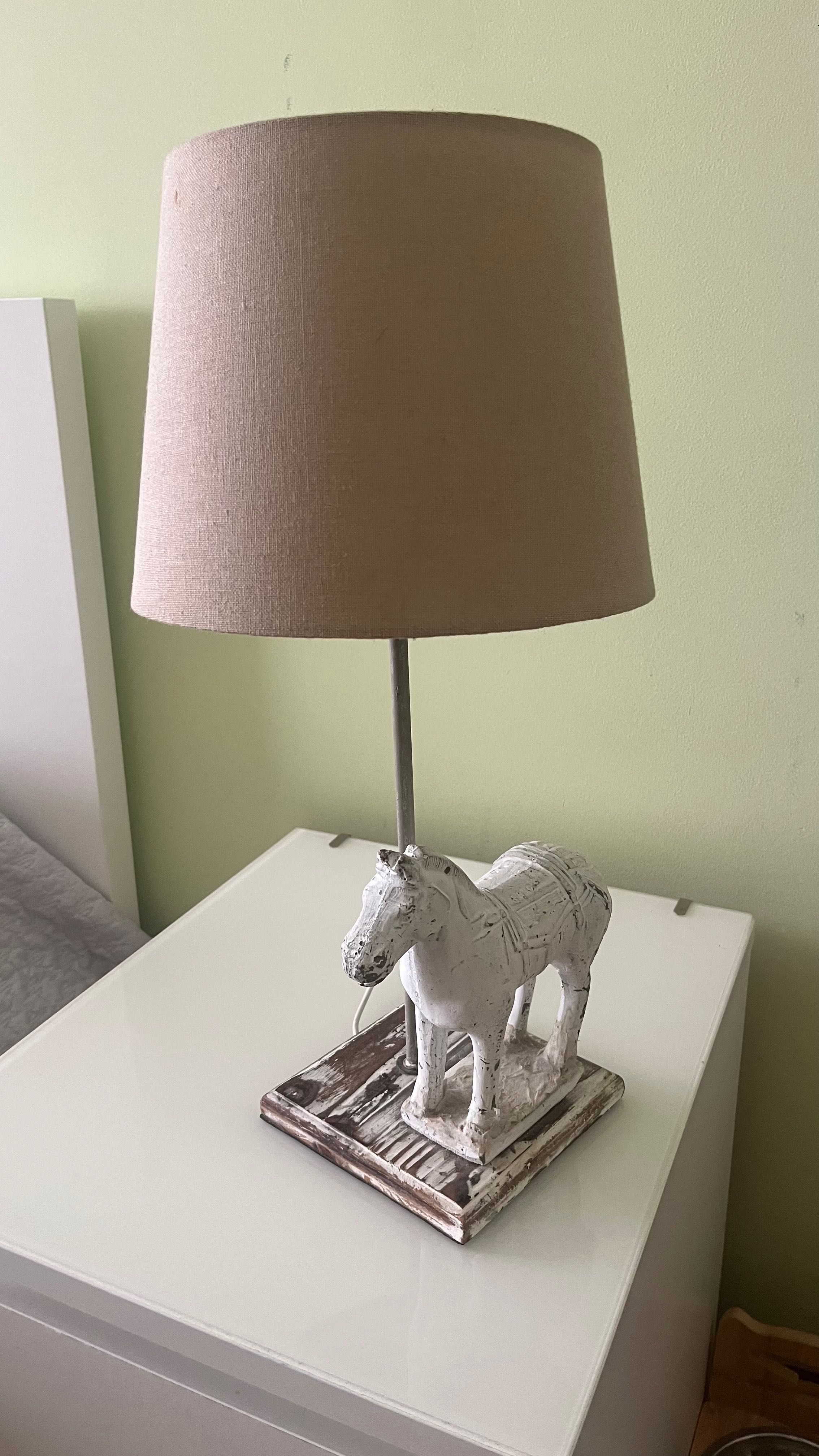 Candeeiro com cavalo decorativo