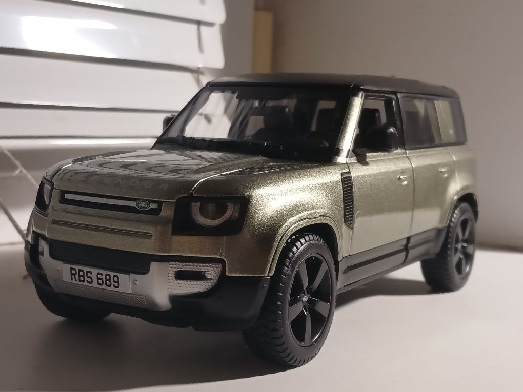 Range Rover Defender 1:24 burago с коробкой