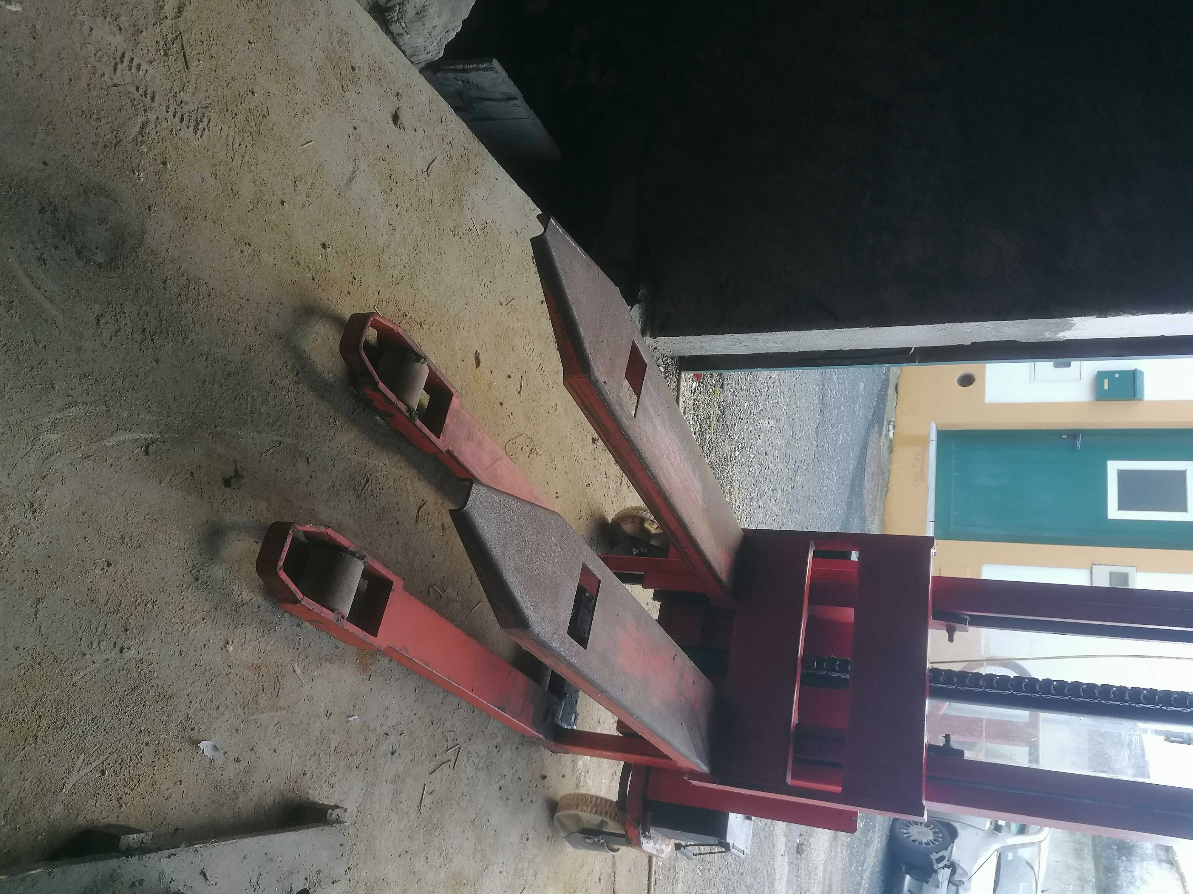 Porta Paletes elétrico com elevação