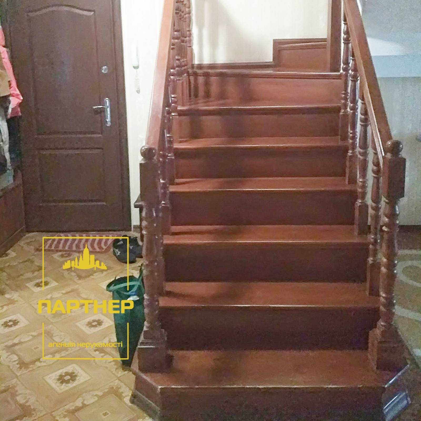 Продам  видову трикімнатну  квартиру  із   ремонтом     у  Кременчуці