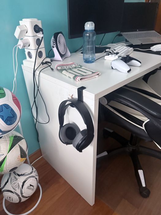 Duas Secretarias brancas