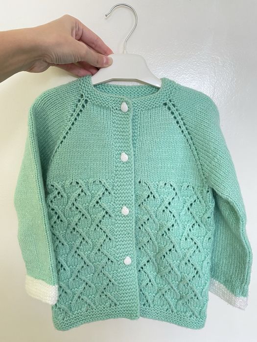 В’язаний светр ручної роботи для дівчинки 2–3 років.