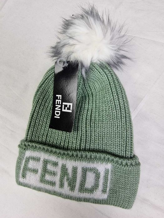 Czapki zimowe różne rodzaje Guess Nike czapka