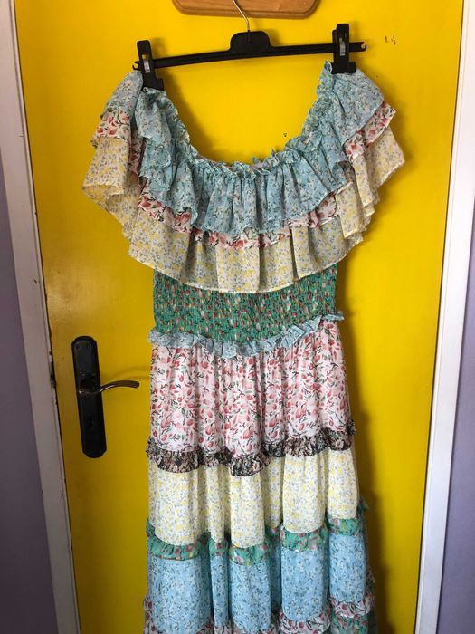 Vestido florido com folhos