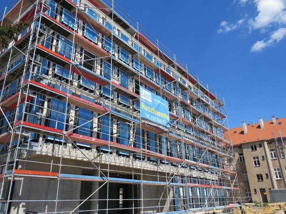 wynajem montaż rusztowania elewacyjne modułowe fasadowe przejezdne