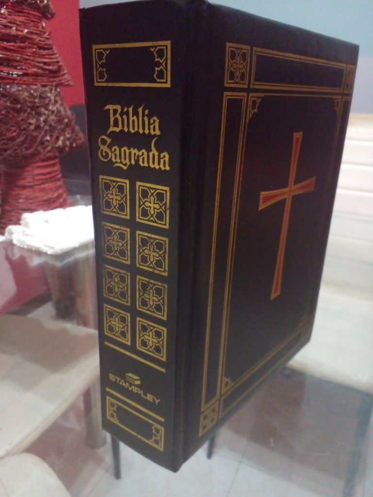 Biblia sagrada grande NOVA EDIÇÃO PAPAL com capa gravada em Ouro