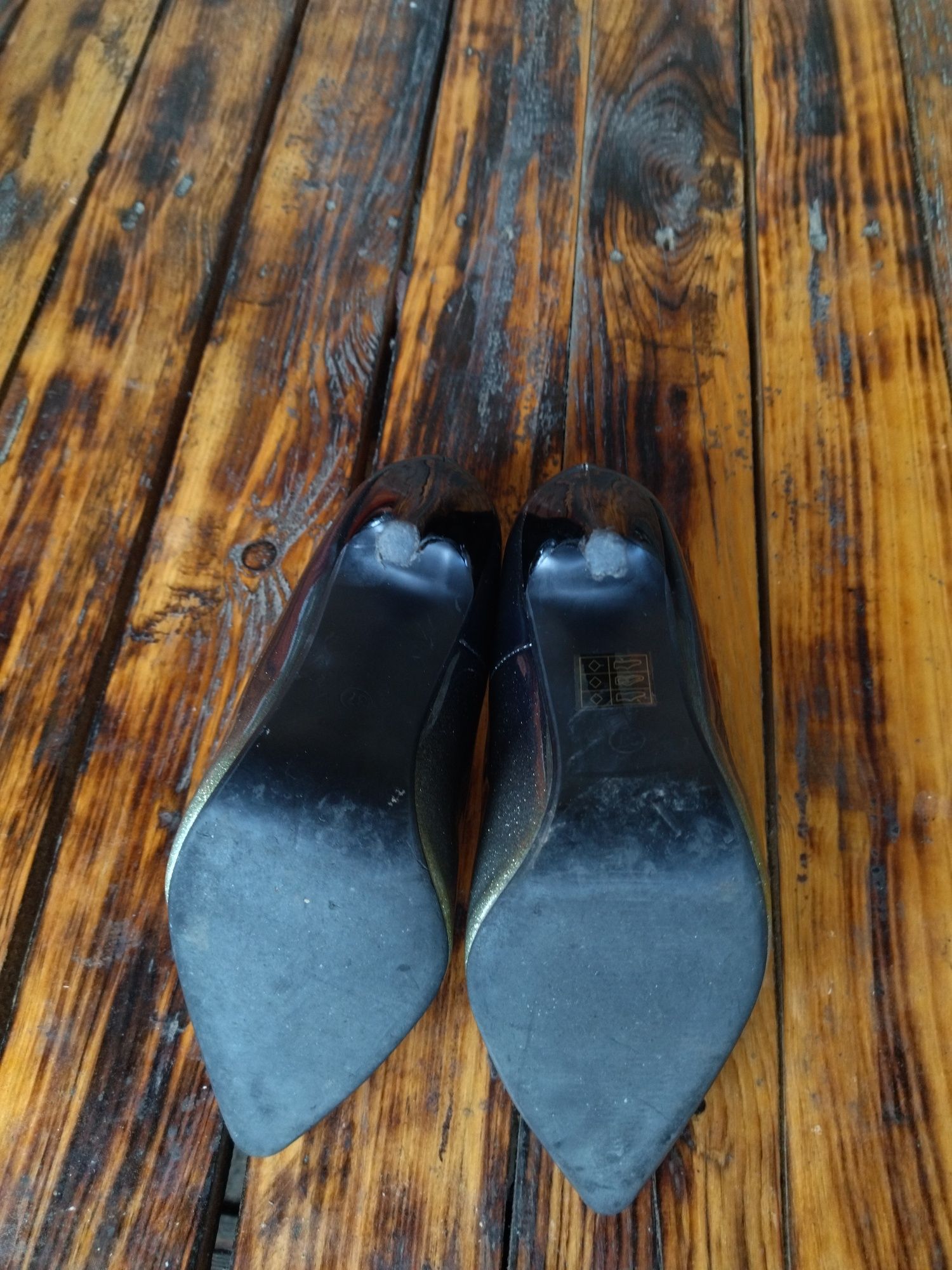 Туфли на каблуке с острым носком черные с блёстками