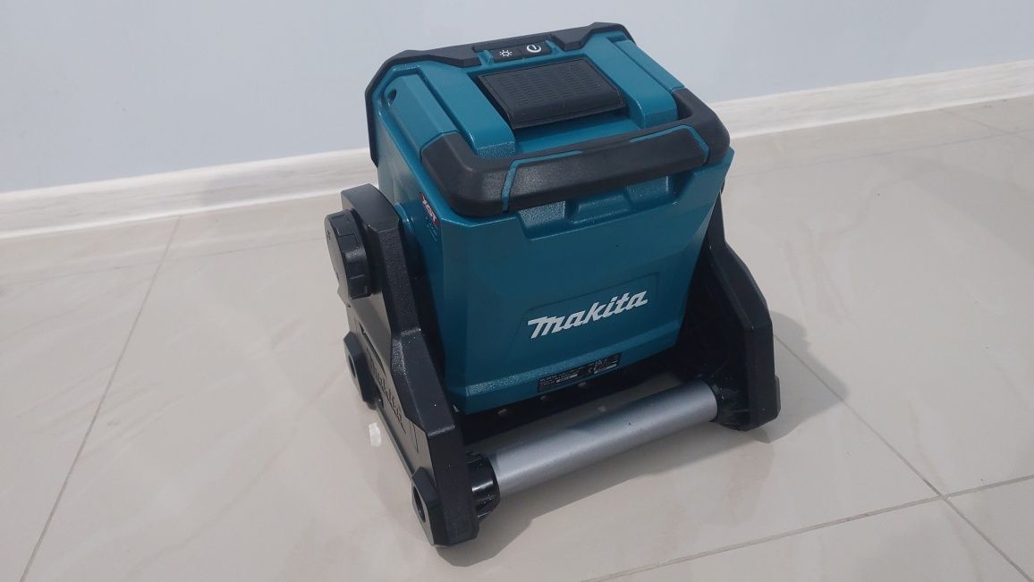 Акумуляторний ліхтар Makita XGT 40 V MAX DEAML003