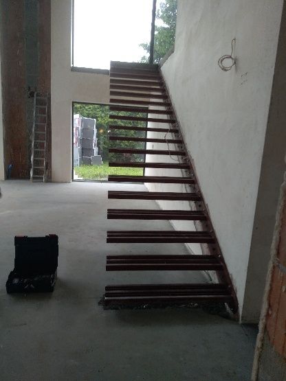 Schody półkowe wiszące wspornikowe - konstrukcja stalowa
