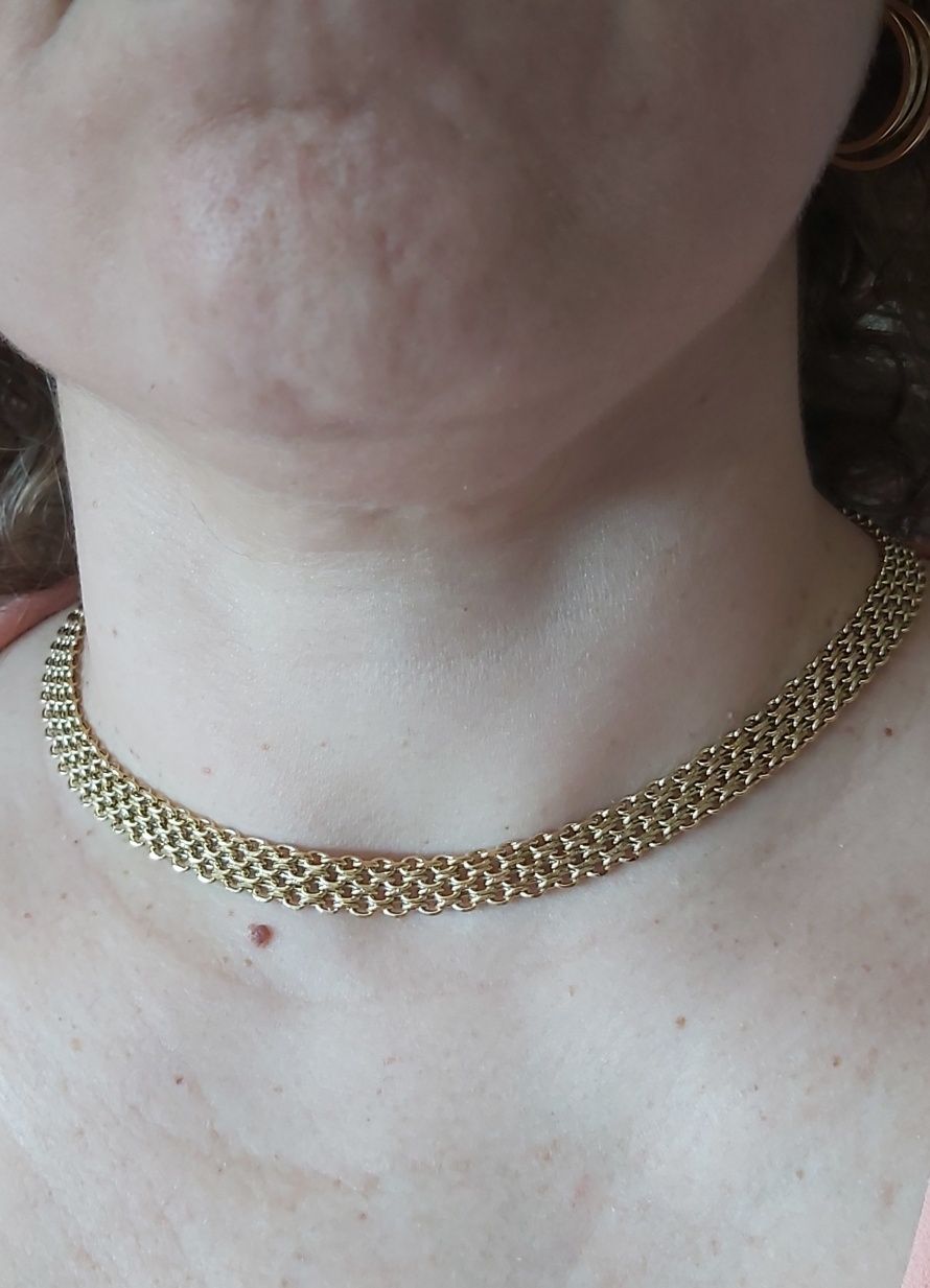 Colar/choker dourado, em aço, com extensor.