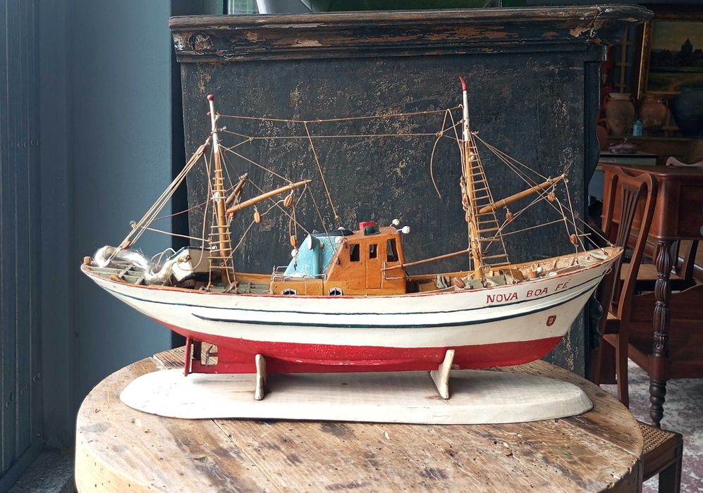 Antiga traineira "Nova Boa Fé" em madeira