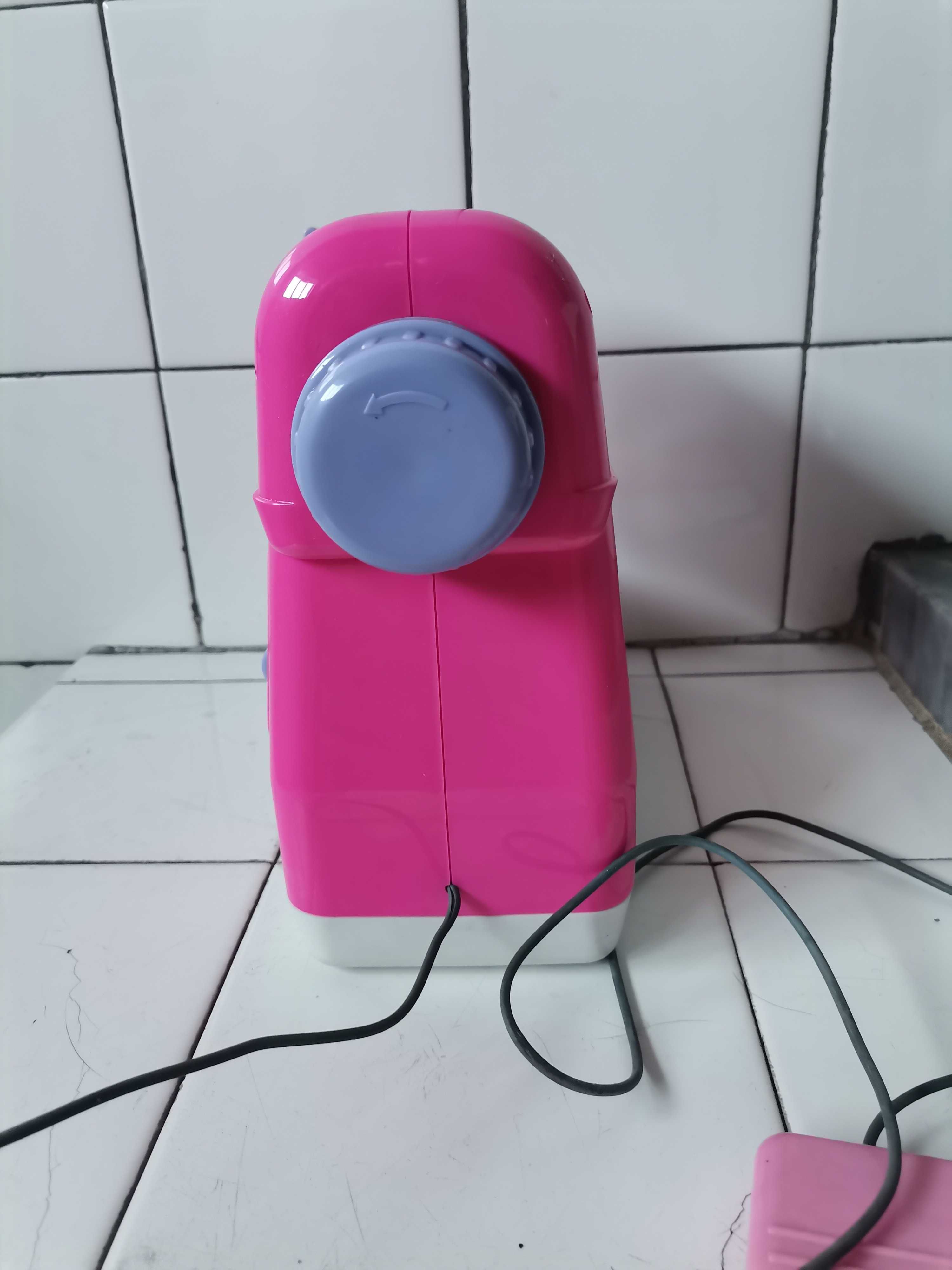 Máquina de costura cor-de-rosa para crianças