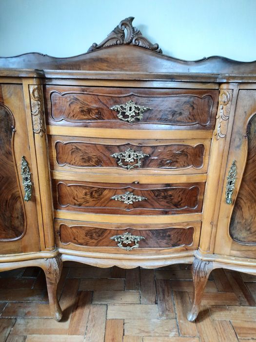 Aparador antigo com gavetas e portas