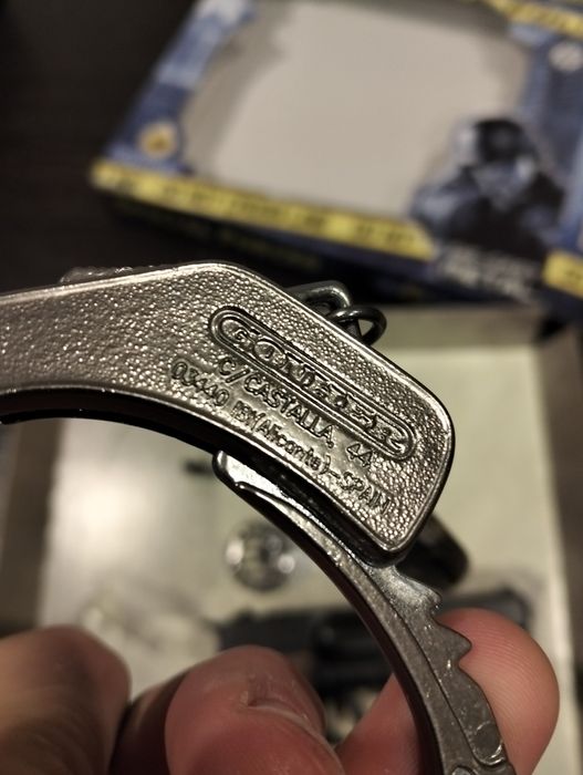 Kit de pistola de fulminantes 
Arma, algemas e distintivo em metal
Col