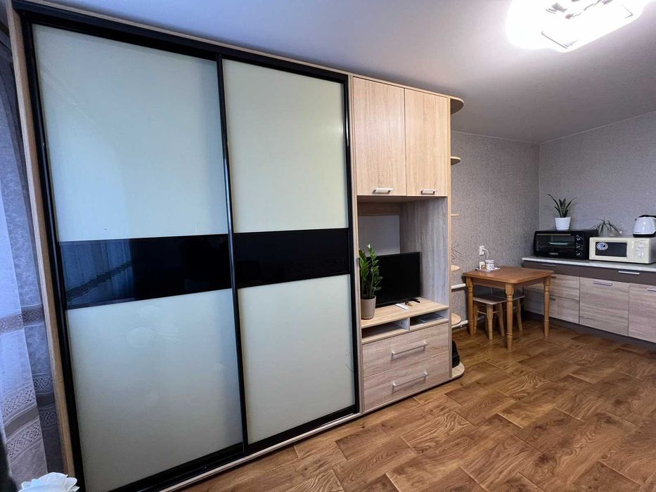 Продається кімната в гуртожитку в районі Виставки.