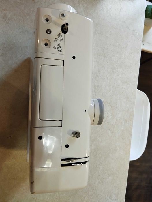 Швейна машина AEG без педалі електроприводу.