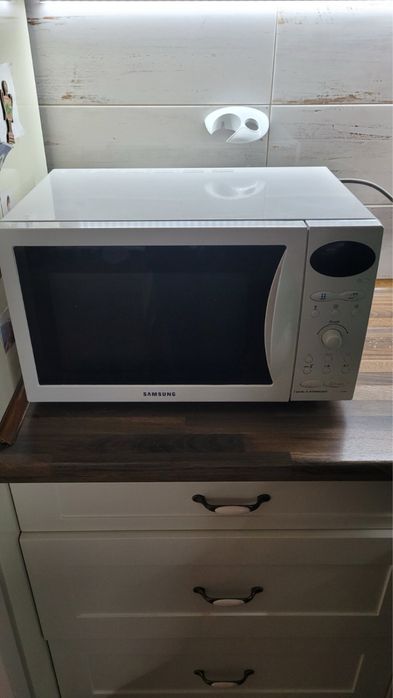 Мікрохвильова піч Samsung C100R з грилем та конвекцією.