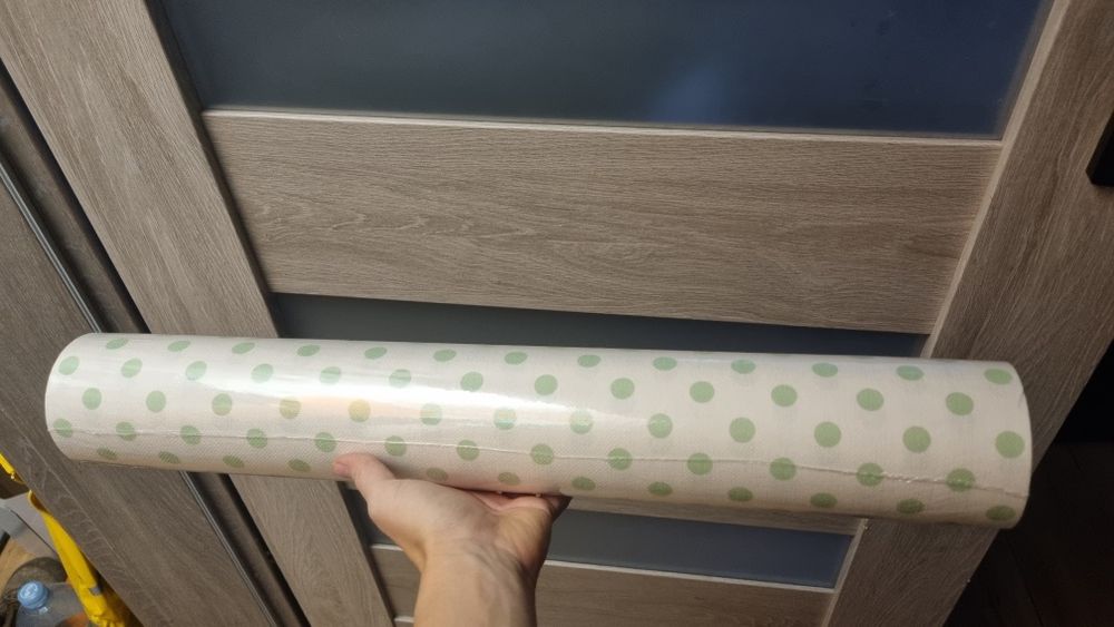 Biała tapeta w zielone groszki/ kropki