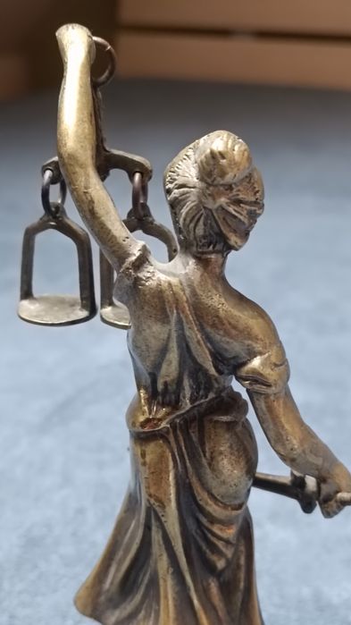 Figurka z mosiądzu Temida, Sprawiedliwość (wysokość 23 cm)