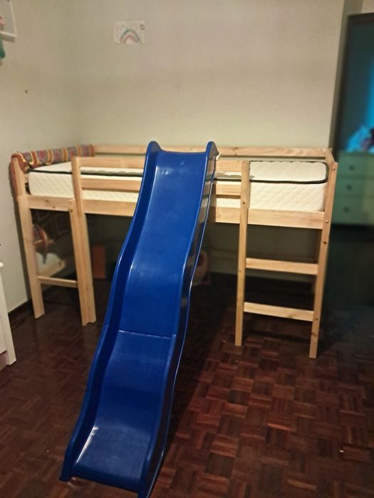 Cama alta com escorrega