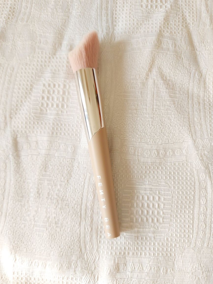Fenty Beauty Highlight brush