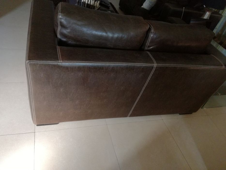 Conjunto de 2 sofás (5 lugares) em pele, urgente!
