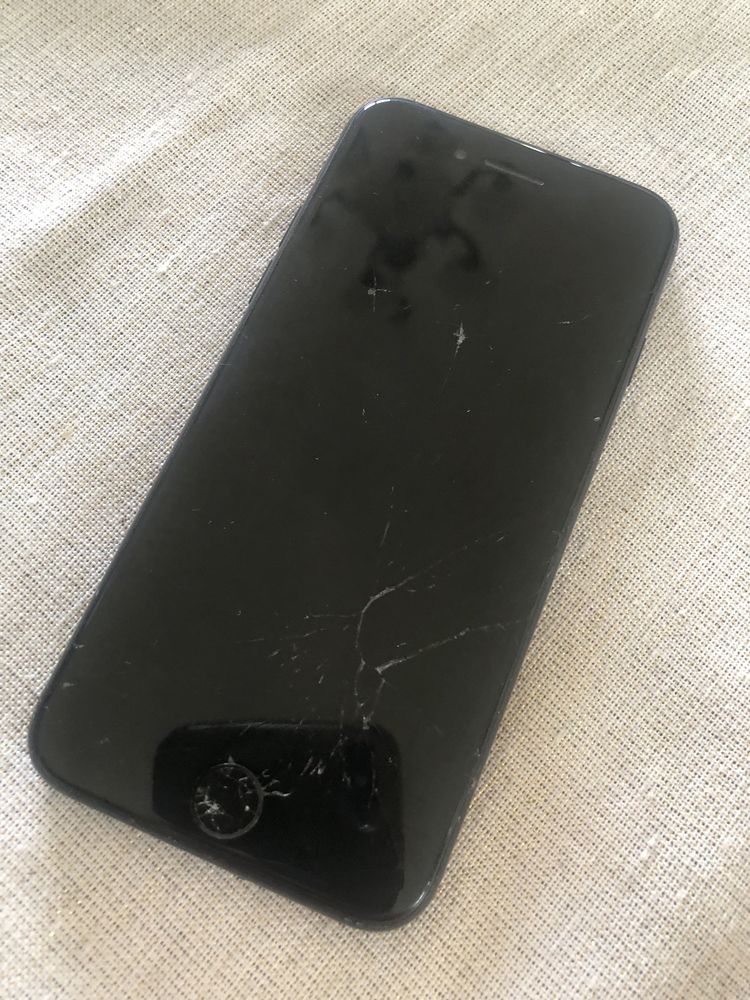 Iphone se2020 uszkodzony wyświetlacz zbity
